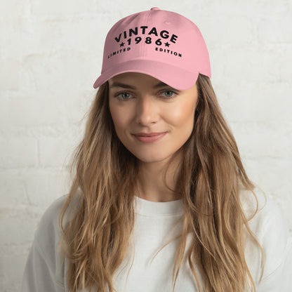 Mujer con camiseta rosa y gorra rosa Vintage 1986 de estilo retro