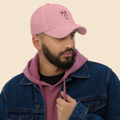  Hombre vistiendo gorra clásica rosa de sarga de algodón con diseño retro de club costero.