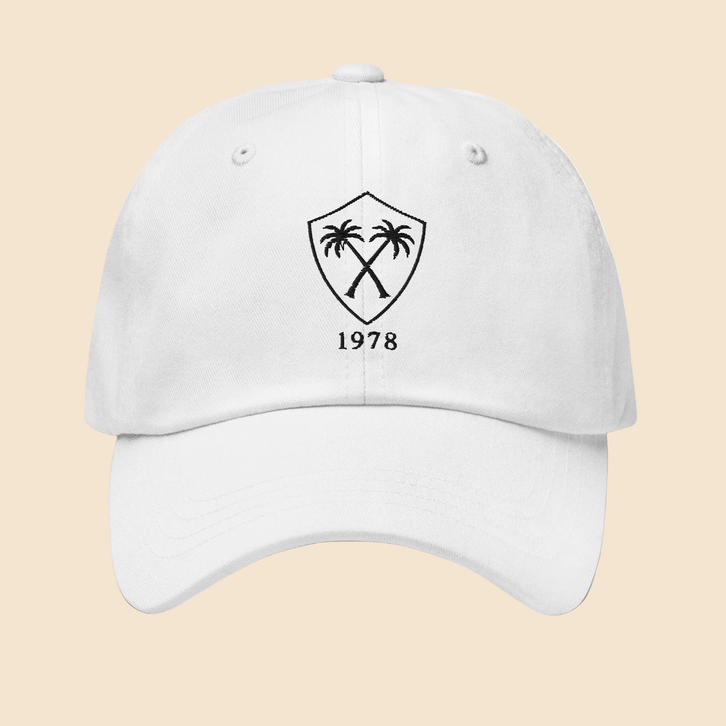 Gorra dad hat unisex en color blanco con bordado frontal clásico de escudo y palmeras cruzadas 1978.