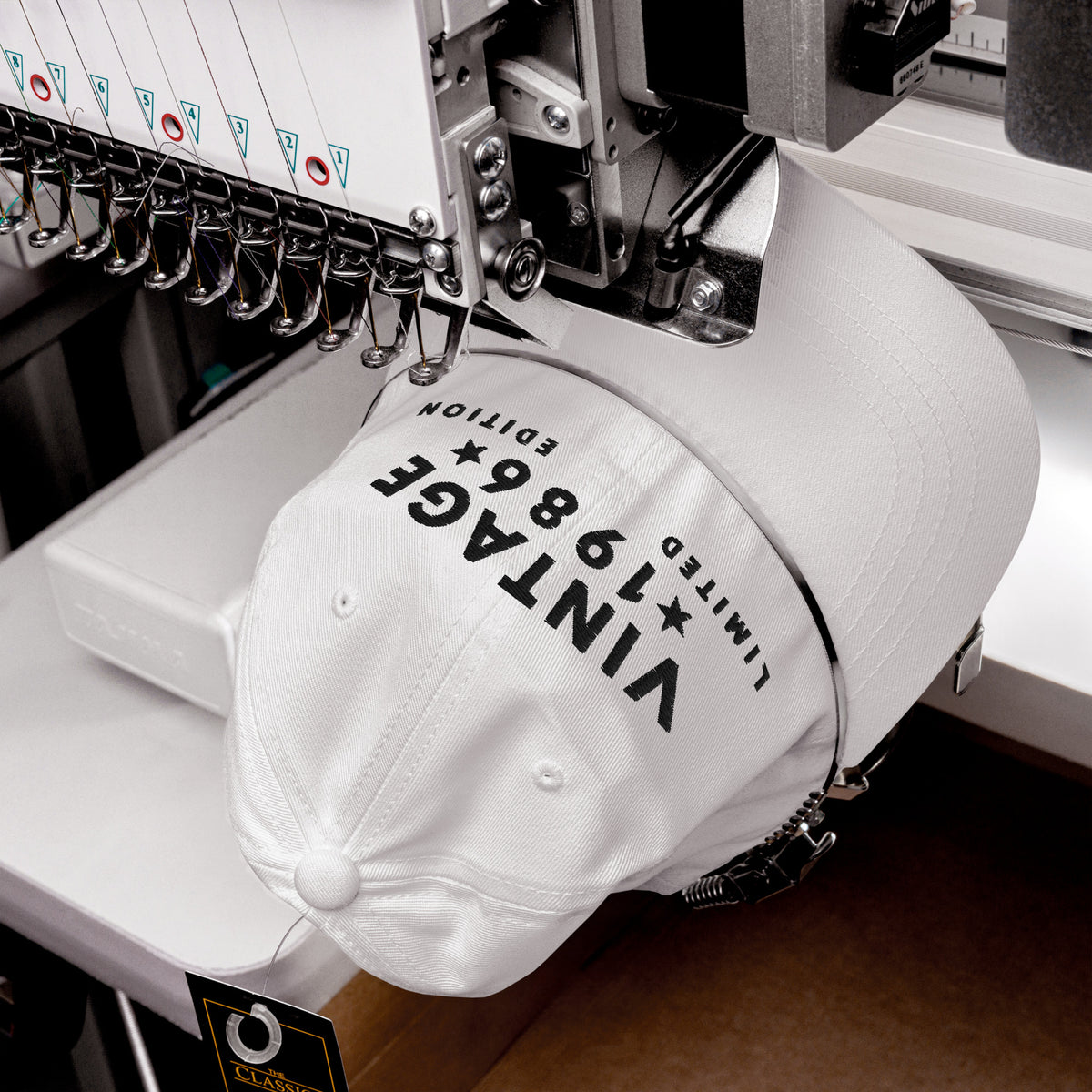 Proceso de fabricación de un diseño vintage sobre gorra de color blanco