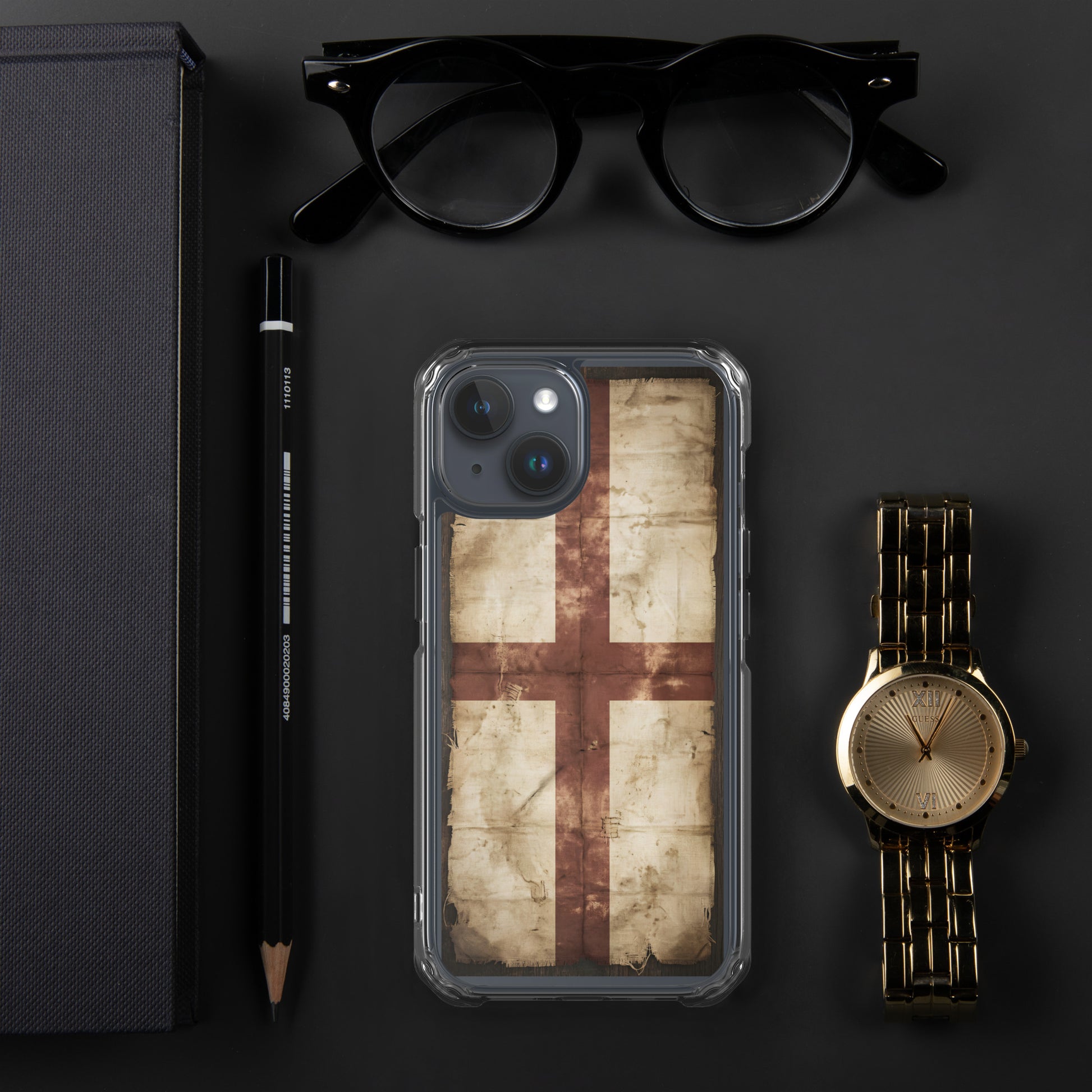 Funda transparente de iPhone con diseño histórico medieval sobre una superficie de estilo clásico