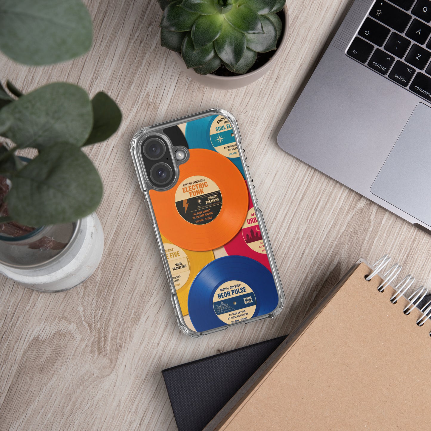 Funda de iPhone con diseño de vinilos retro sobre una superficie con estética musical vintage