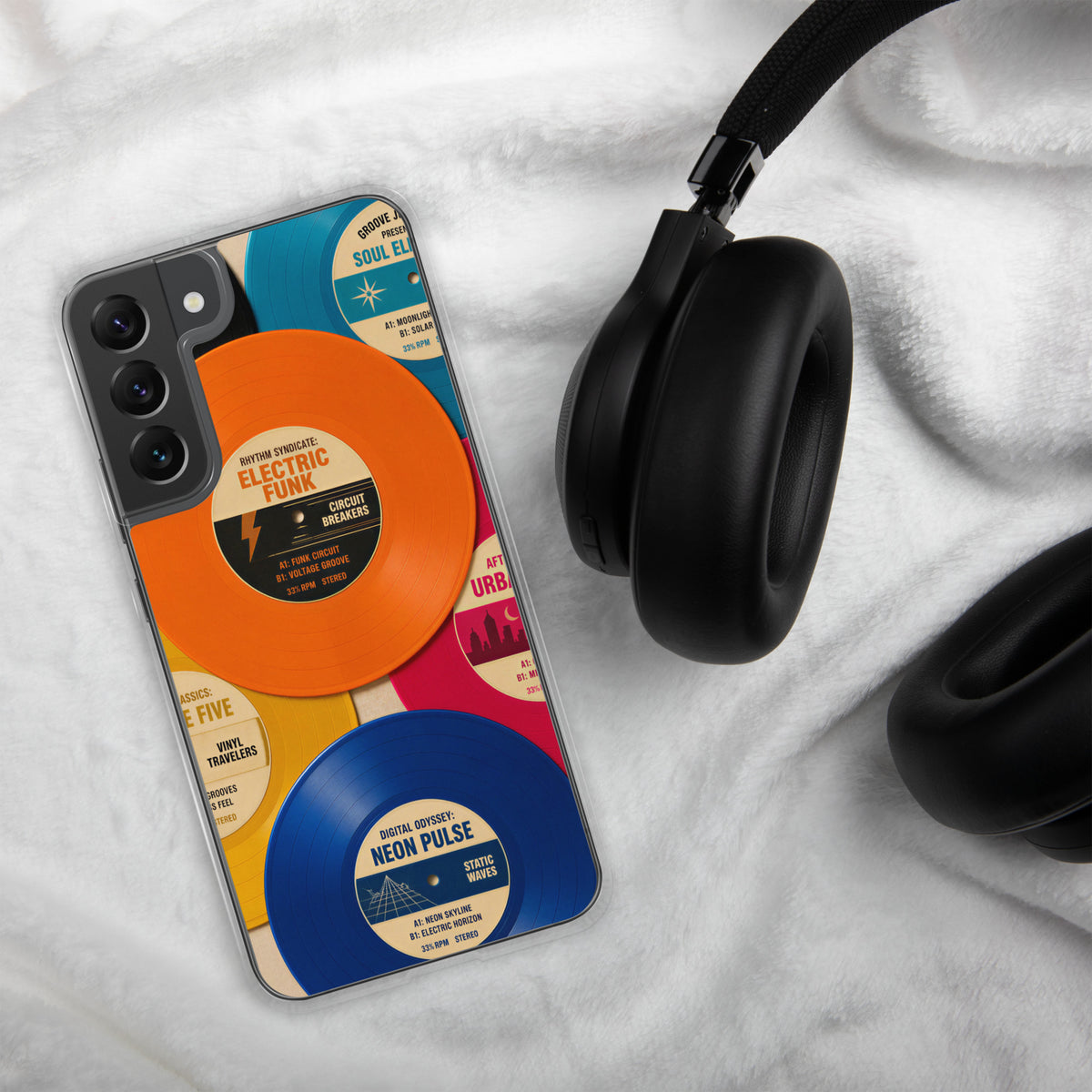 Funda de Samsung con diseño de vinilos retro sobre una superficie con estética musical vintage