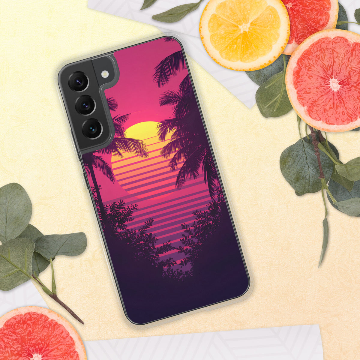 Funda de Samsung con ilustración de puesta de sol retro estilo años 80 junto a accesorios 