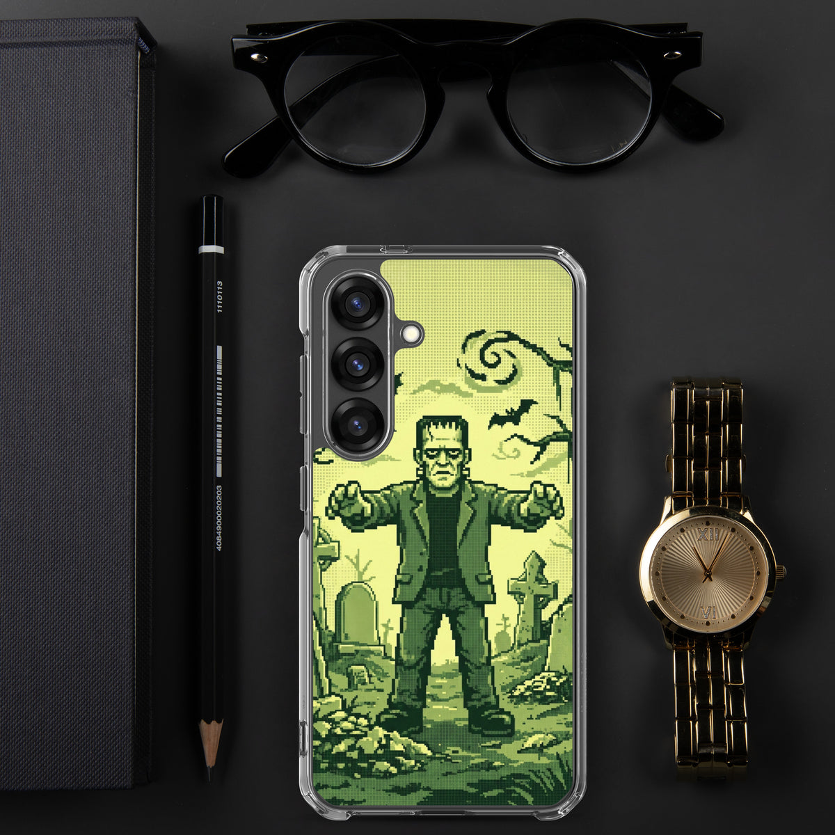 Funda transparente para Samsung® con Frankenstein en pixel art verde, mostrada junto a unos elementos decorativos.