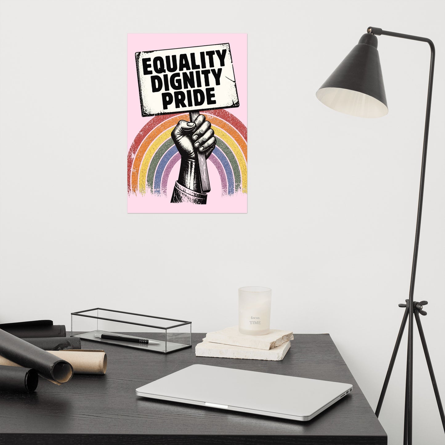 Póster retro Pride Equality Dignity sobre escritorio con decoración vintage