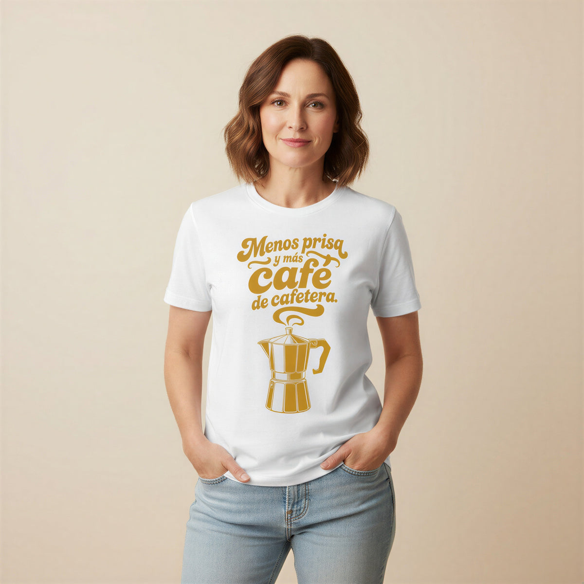 mujer sonriendo y luciendo una camiseta blanca de manga corta con ilustracion amarilla de cafetera retro y tipografia de los años 70.