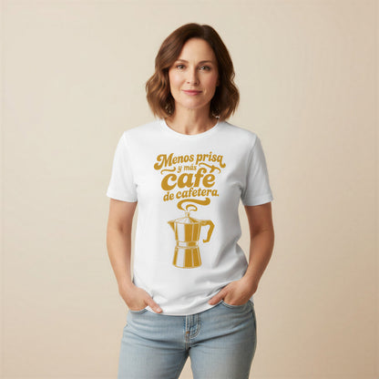 mujer sonriendo y luciendo una camiseta blanca de manga corta con ilustracion amarilla de cafetera retro y tipografia de los años 70.
