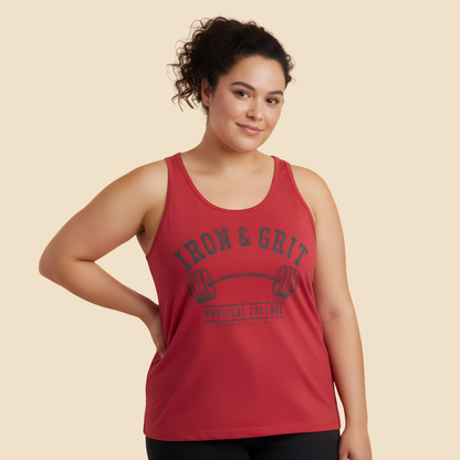 Mujer vistiendo camiseta de tirantes roja con diseño frontal de herencia atlética y levantamiento de peso.