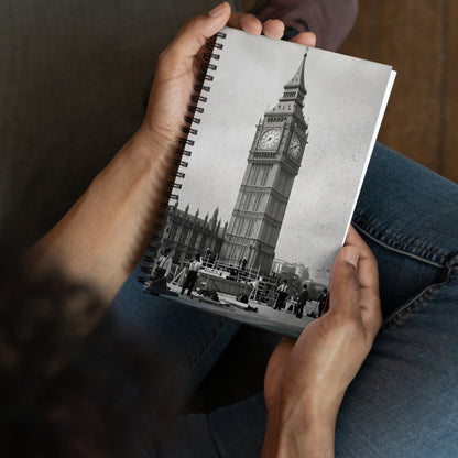 Persona sujetando en sus manos una libreta de espiral con portada del Big Ben
