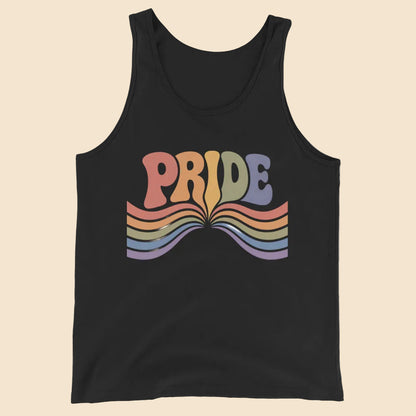 Camiseta de tirantes unisex en color negro con diseño frontal retro de ondas arcoíris y la palabra Pride.