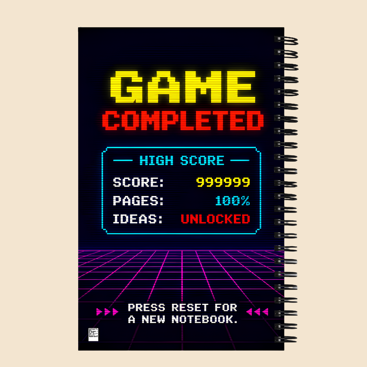 Portada de libreta retro gaming con pantalla de videojuego arcade y estilo synthwave.