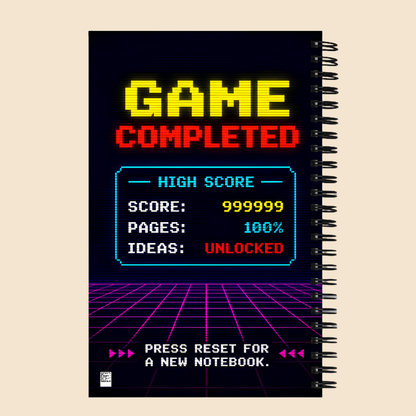 Portada de libreta retro gaming con pantalla de videojuego arcade y estilo synthwave.