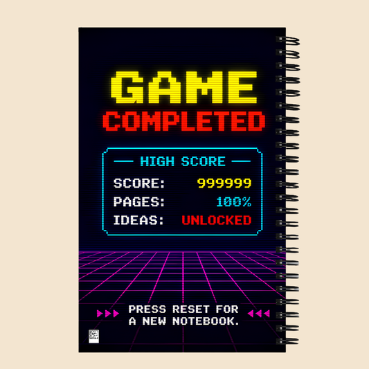 Portada de libreta retro gaming con pantalla de videojuego arcade y estilo synthwave.