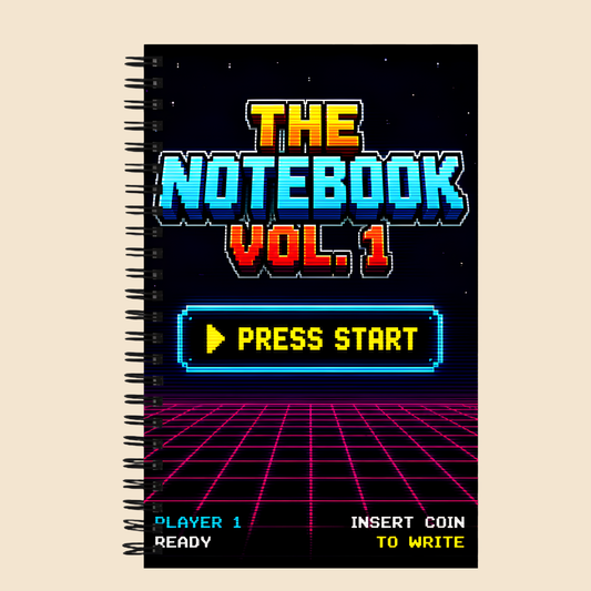 Libreta gamer retro con espiral y diseño arcade inspirado en videojuegos de los años 80 con estética pixel art.