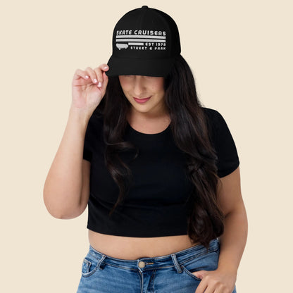Mujer vistiendo gorra trucker negra y blanca de estética skater clásica.
