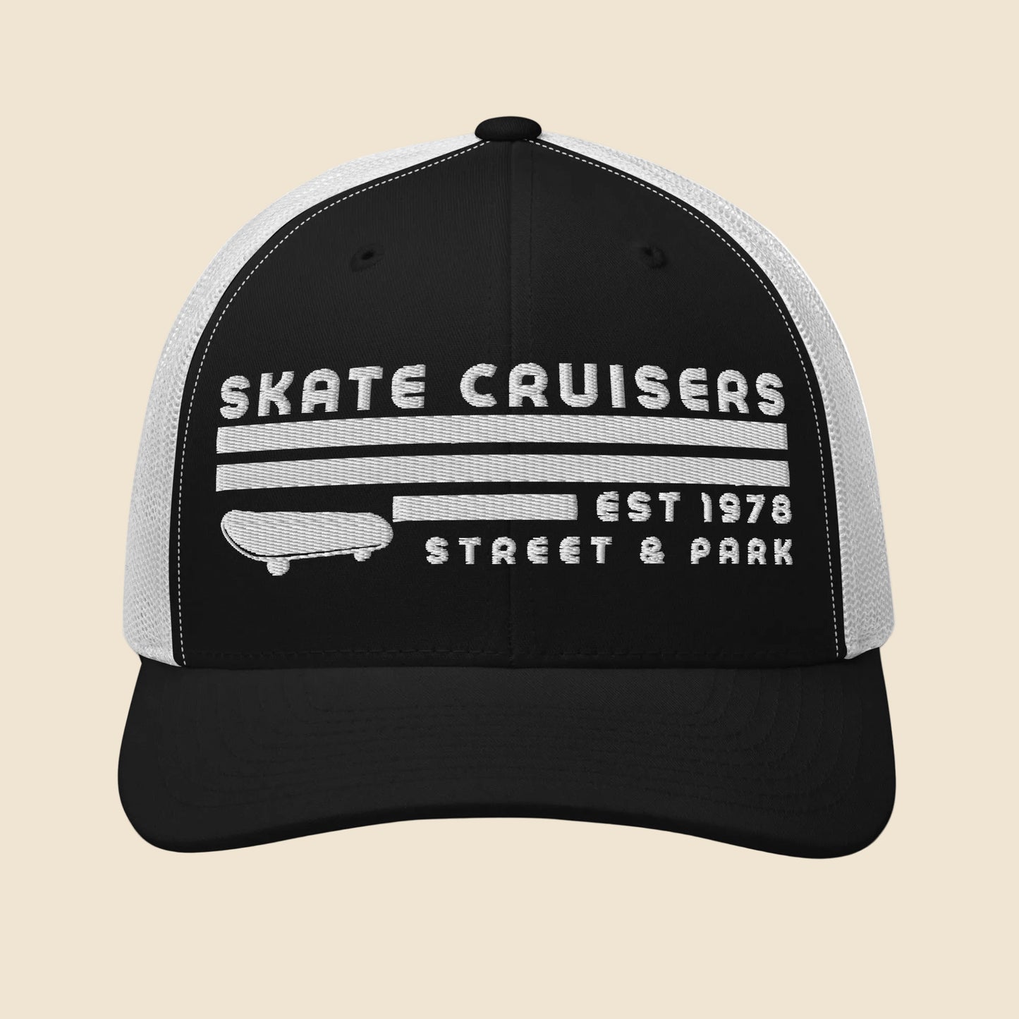 Gorra trucker unisex en color negro y blanco con bordado frontal retro Skate Cruisers 1978.