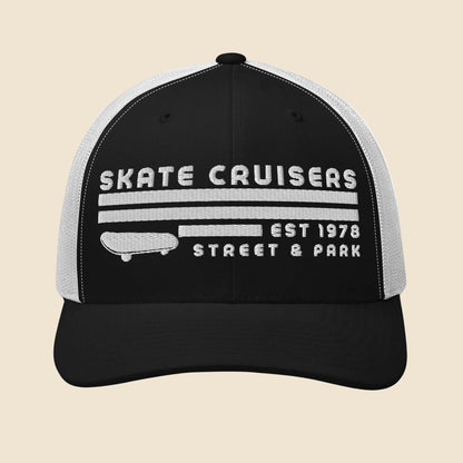 Gorra trucker unisex en color negro y blanco con bordado frontal retro Skate Cruisers 1978.