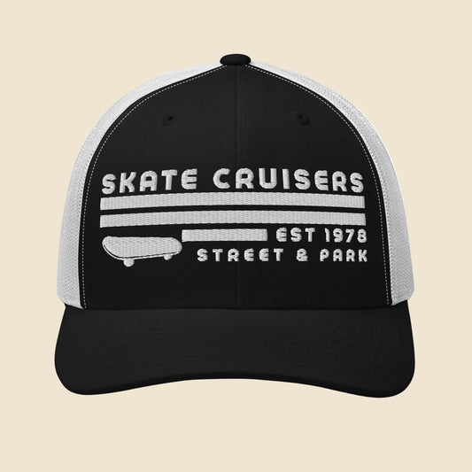 Gorra trucker unisex en color negro y blanco con bordado frontal retro Skate Cruisers 1978.