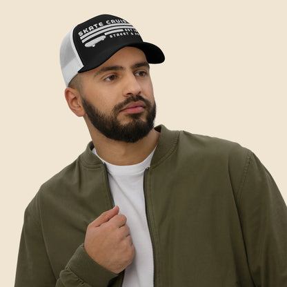Hombre vistiendo gorra de rejilla en tonos negro y blanco con diseño Street and Park.