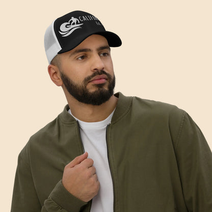 Hombre con gorra trucker California Surf Est. 1984 de estilo retro