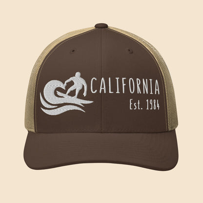 Gorra trucker marrón/kaki California Surf Est. 1984 con diseño retro de surfista y ola