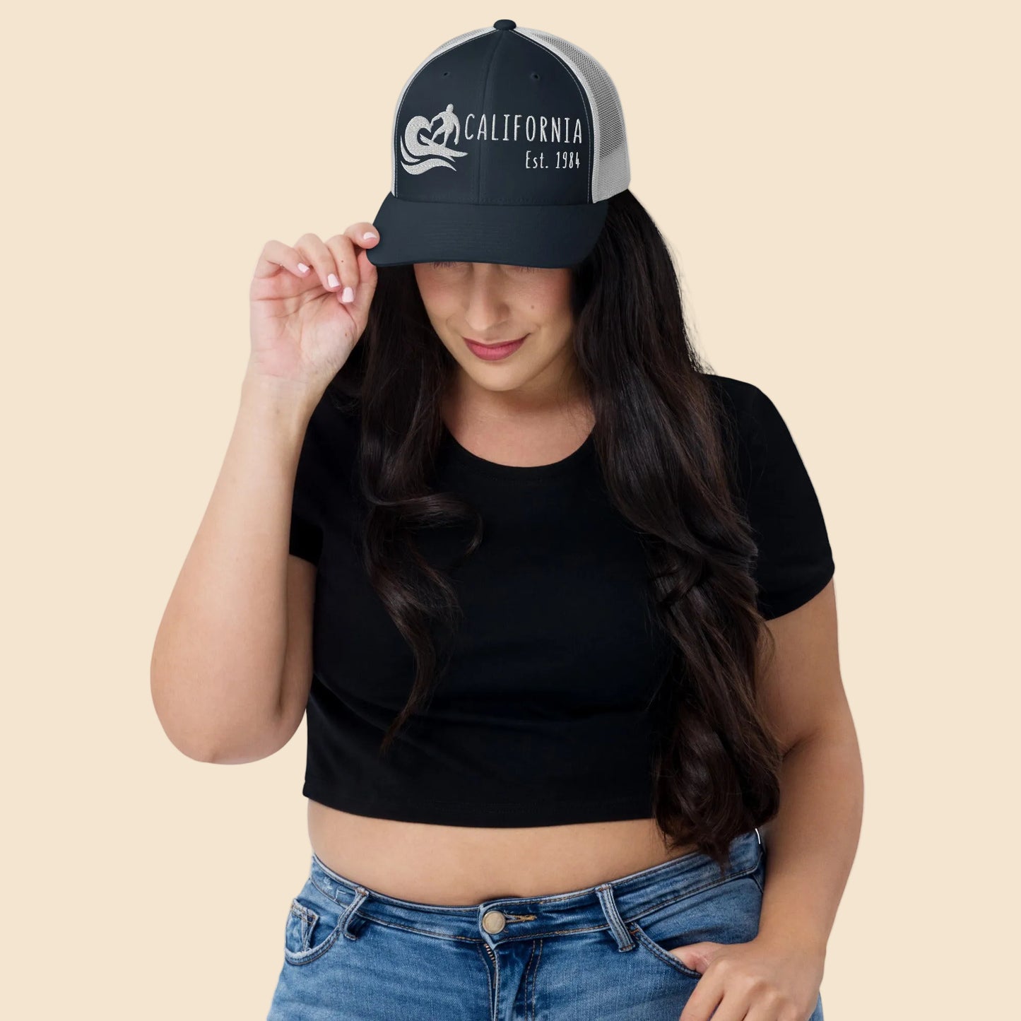 Mujer con gorra trucker California Surf Est. 1984 de estilo vintage