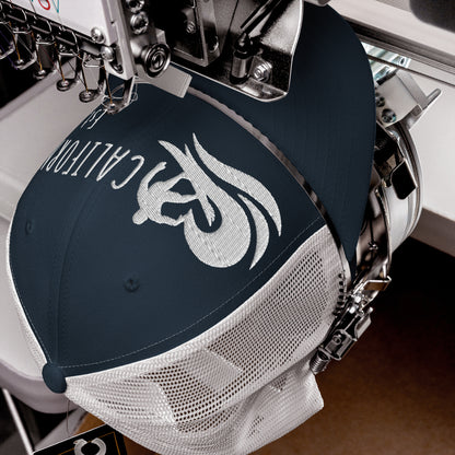 Detalle de gorra trucker California Surf con diseño de surfista, ola y parte trasera de malla