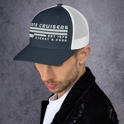 Hombre vistiendo gorra trucker negra y blanca mostrando el panel frontal estructurado y la malla trasera.