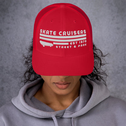 Mujer vistiendo gorra trucker roja con diseño frontal urbano de skate vintage.