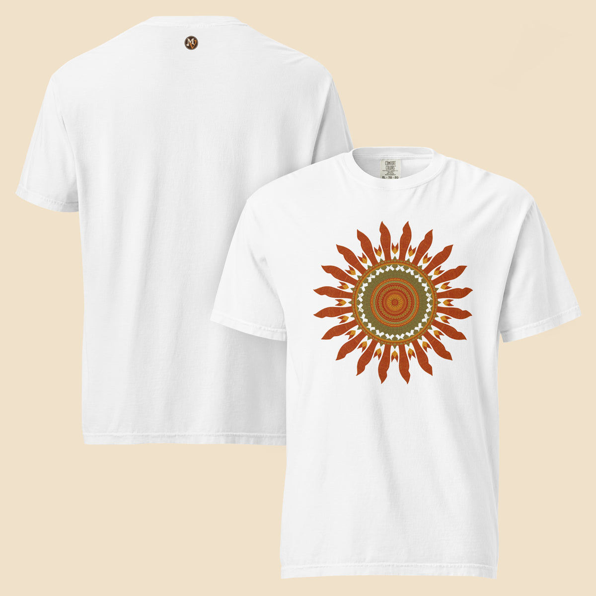 Dos camisetas de estilo retro en color blanco mostrando la escala del estampado de sol bohemio.