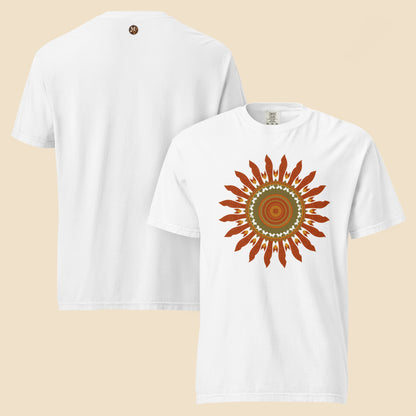 Dos camisetas de estilo retro en color blanco mostrando la escala del estampado de sol bohemio.