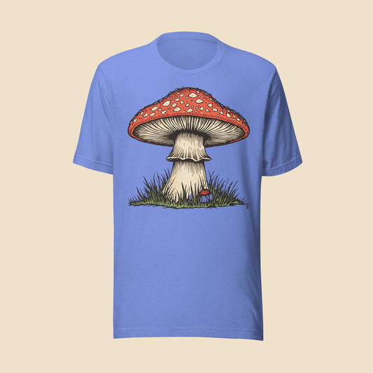 Camiseta color azul de manga corta con ilustracion vintage de una seta roja del bosque estilo cottagecore.
