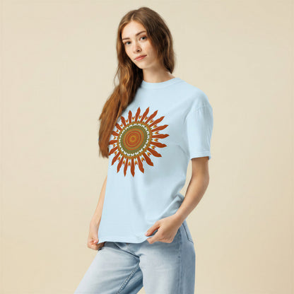 Mujer joven con camiseta azul claro de algodon grueso y diseño indie de sol bohemio.