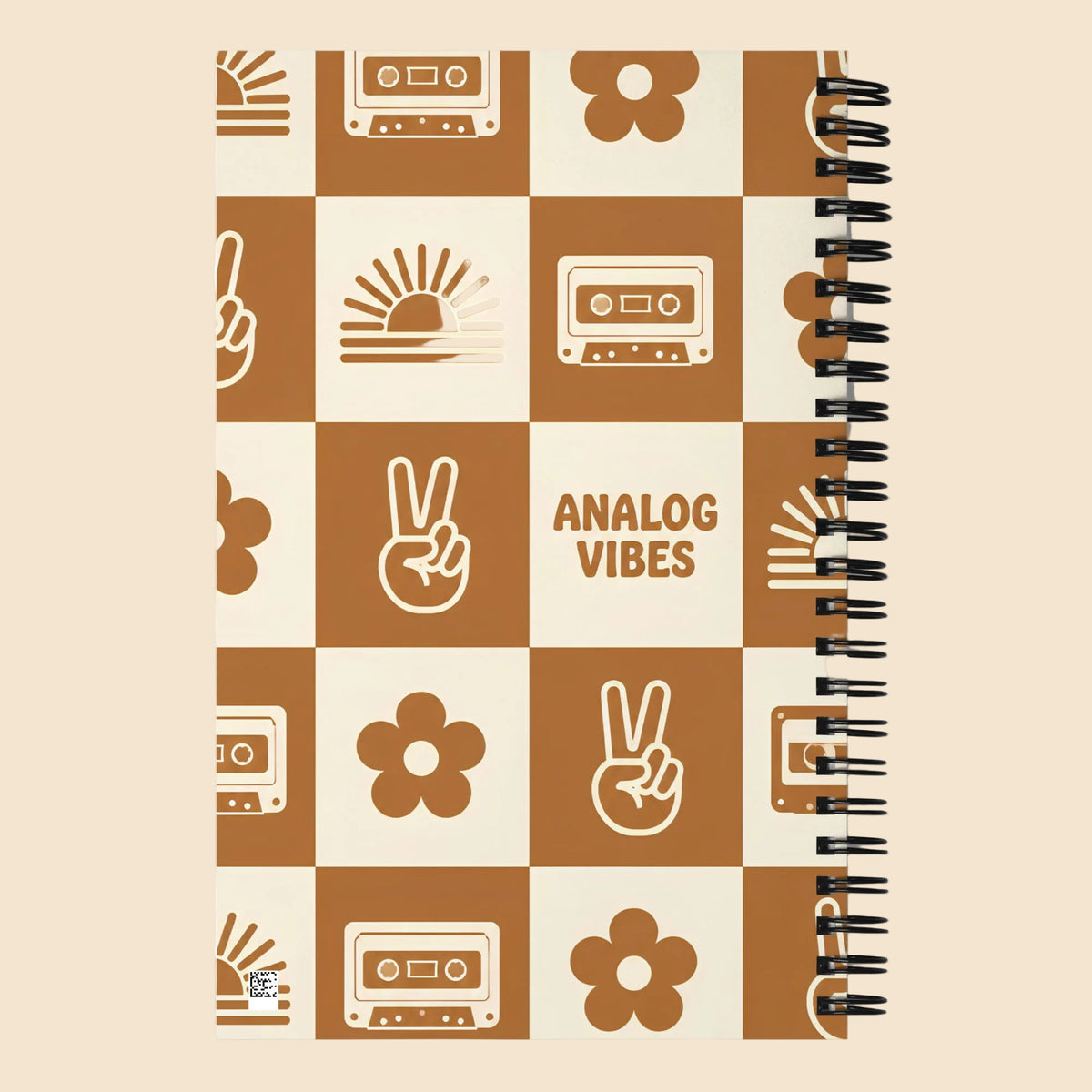 Parte trasera de libreta de espiral con diseño minimalista y encuadernación metálica.