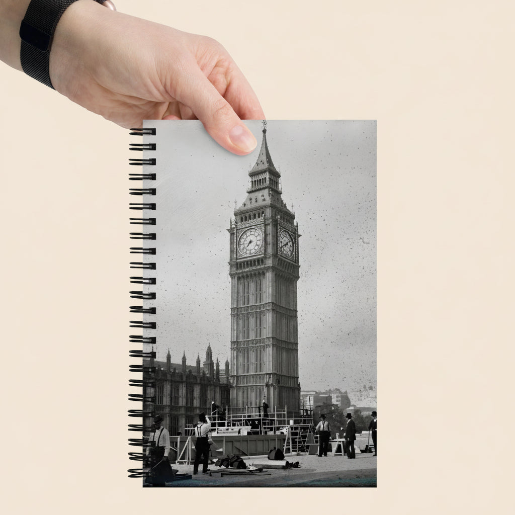 Persona sujetando libreta de espiral con diseño retro de Londres y fotografía vintage del Big Ben.