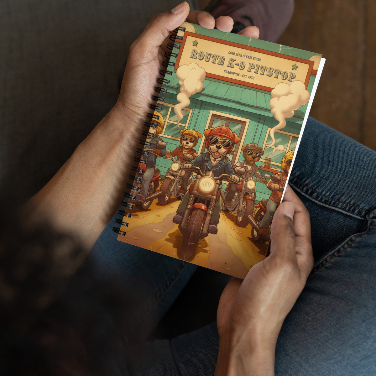 Persona sujetando libreta vintage con diseño motero de carretera y estética retro americana.