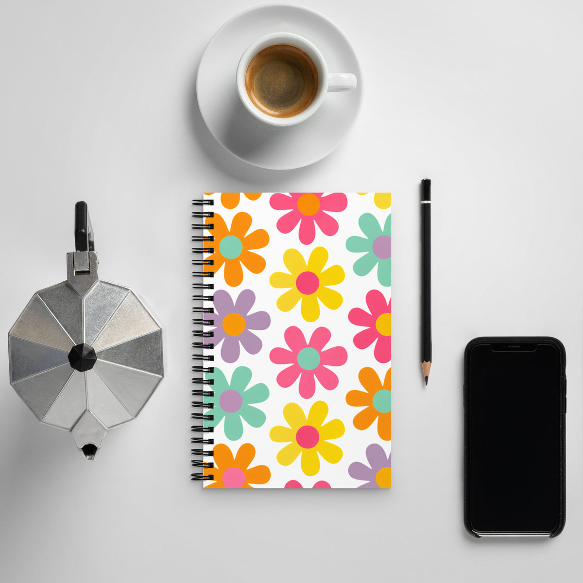 Libreta floral vintage sobre escritorio con estética retro y diseño flower power.