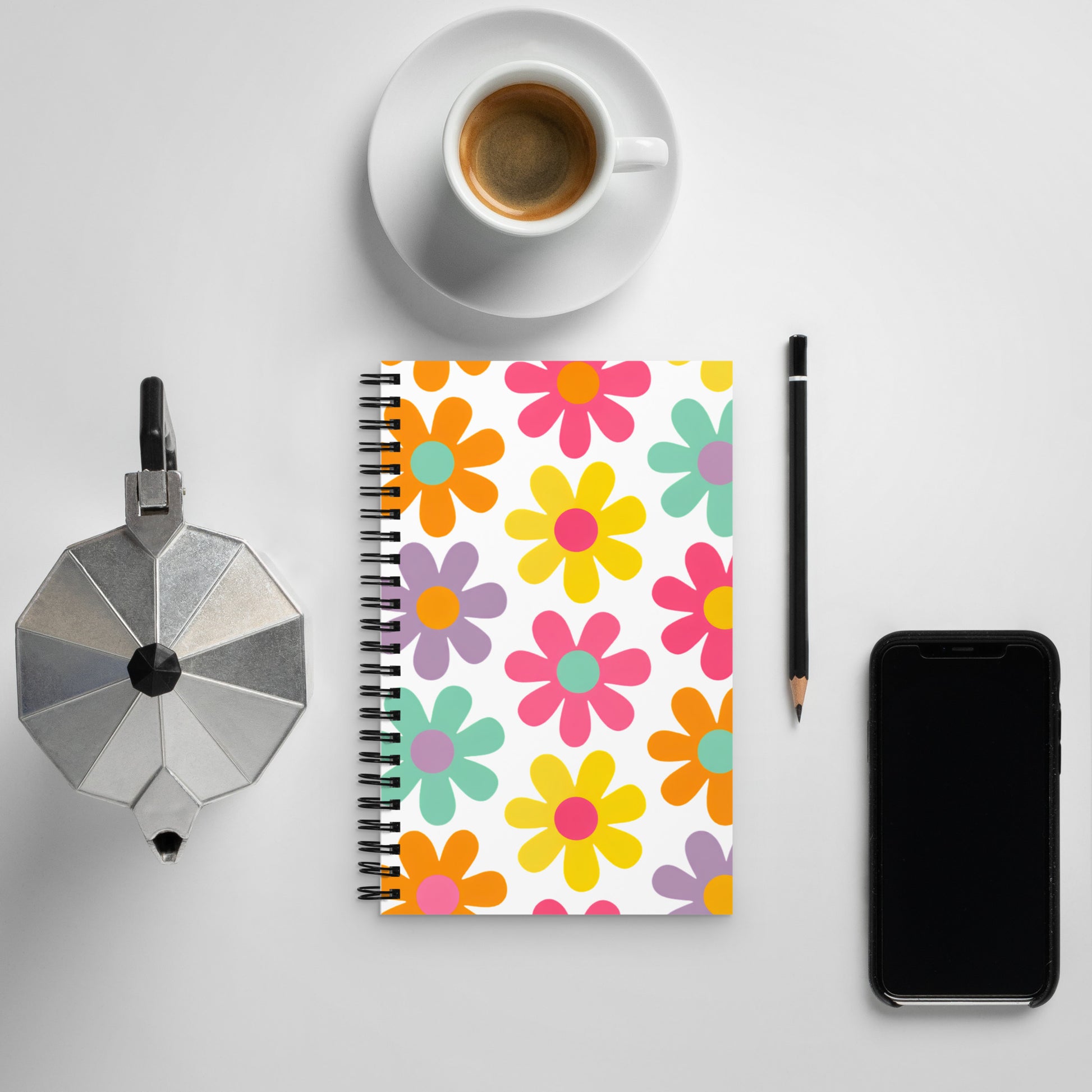 Libreta floral vintage sobre escritorio con estética retro y diseño flower power.