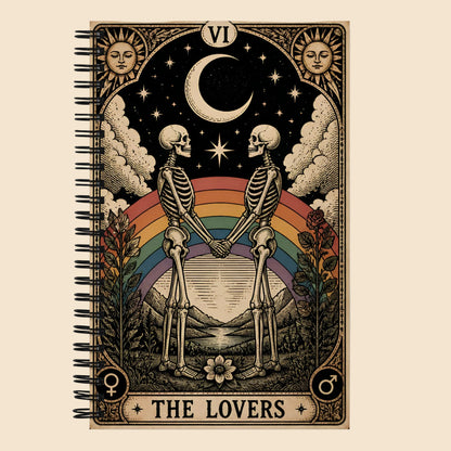 Libreta de notas con espiral y diseño vintage de tarot The Lovers con dos esqueletos bajo un cielo estrellado