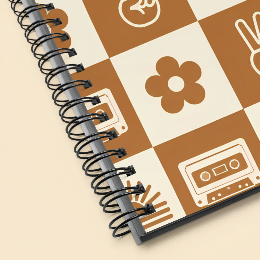 Detalle de libreta vintage con patrón retro de casetes y símbolos musicales.