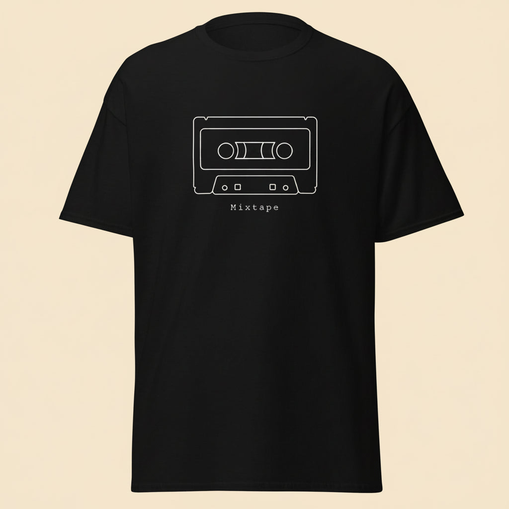Camiseta negra unisex con diseño minimalista de cassette retro inspirado en la música analógica de los años 80.