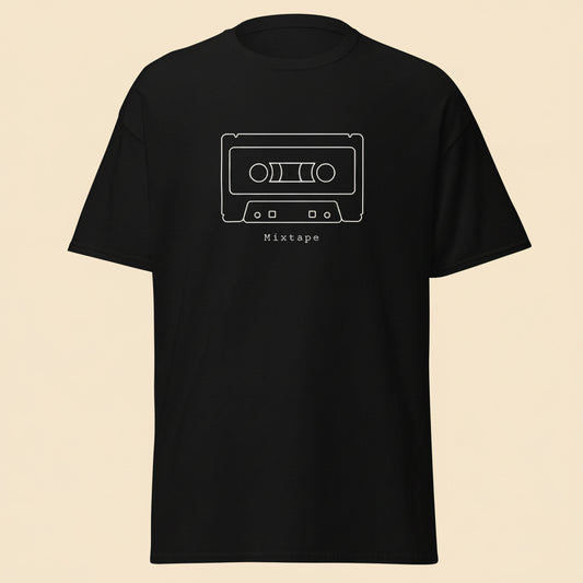 Camiseta negra unisex con diseño minimalista de cassette retro inspirado en la música analógica de los años 80.