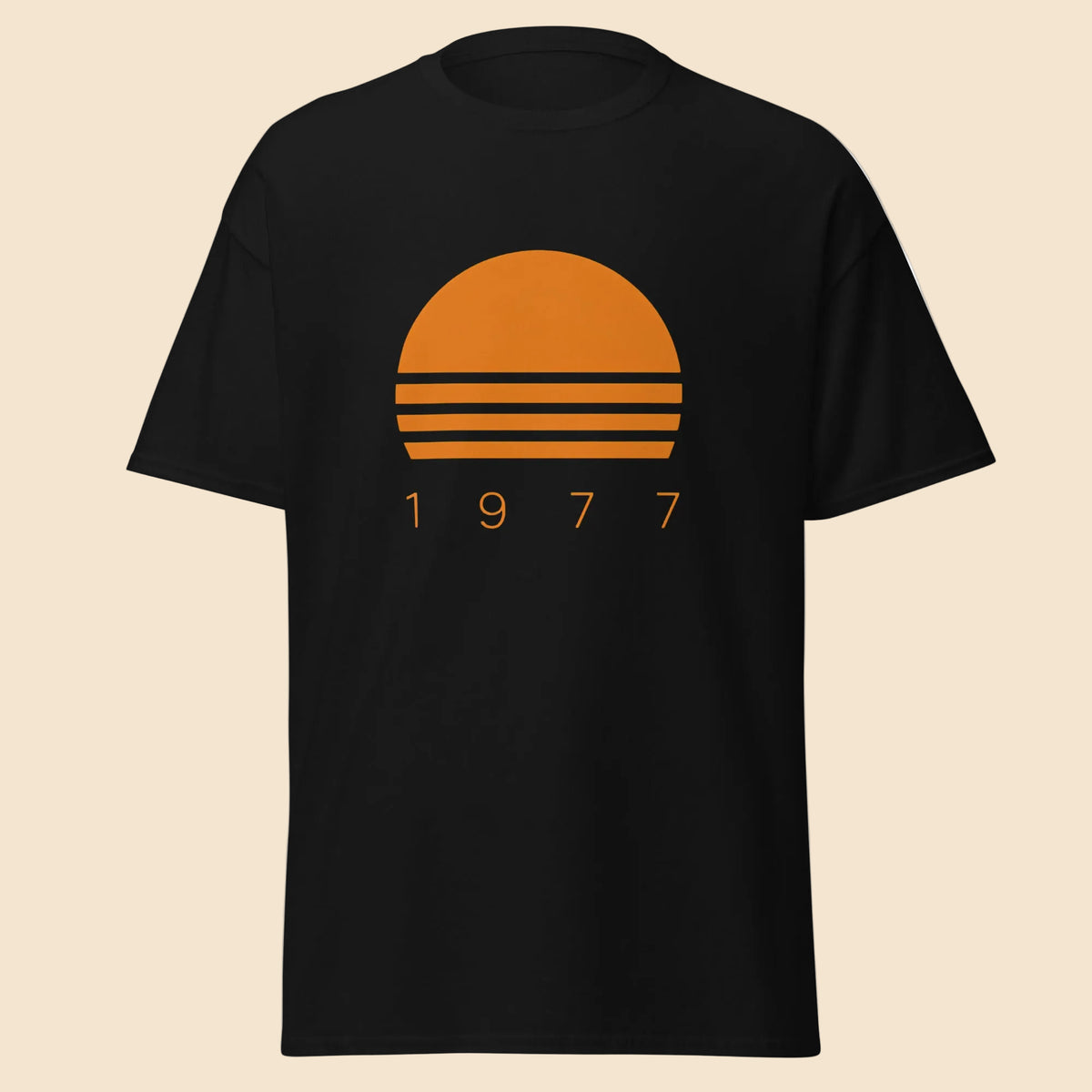 Camiseta negra unisex con diseño minimalista Sunset 1977 inspirado en California y la estética vintage.