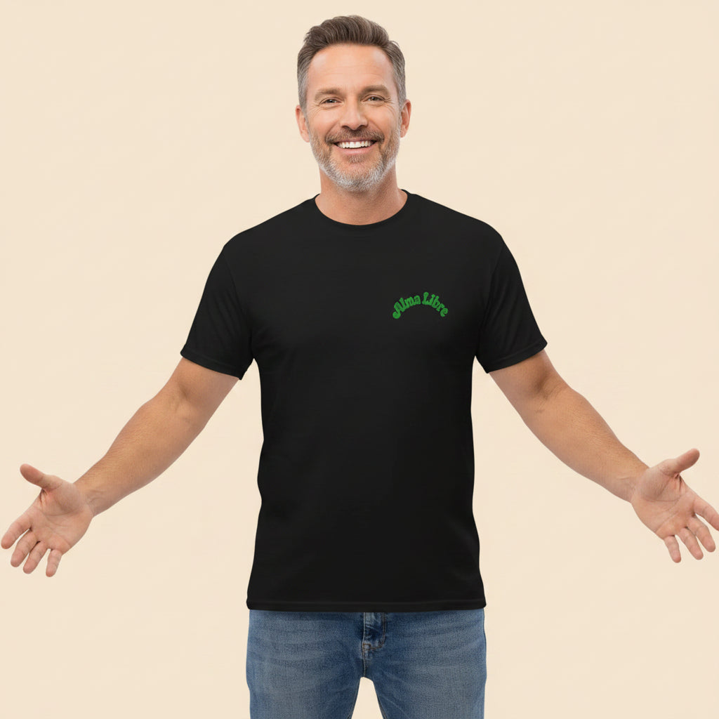 Persona vistiendo camiseta negra con gráfico Small Life verde mostrando diseño minimalista retro