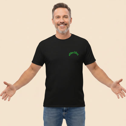 Persona vistiendo camiseta negra con gráfico Small Life verde mostrando diseño minimalista retro