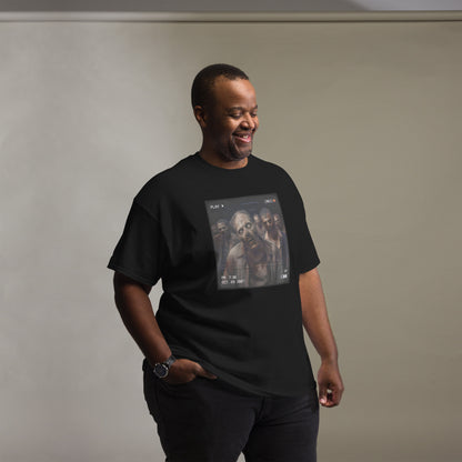 Hombre posando con camiseta negra con temática de Hallowen