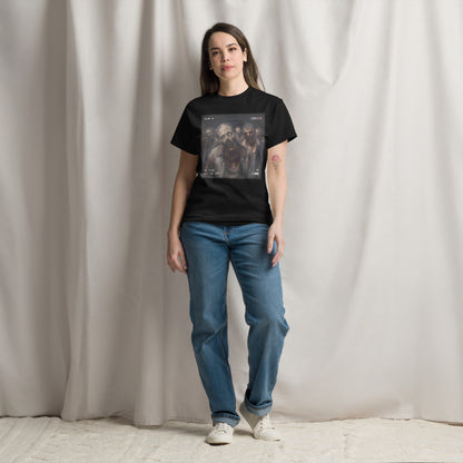 Mujer posando con camiseta de color negra con temática de Hallowen
