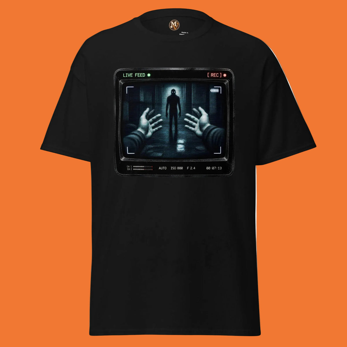 Camiseta negra con diseño retro de una cámara de vigilancia mostrando una figura misteriosa y unas manos en primer plano