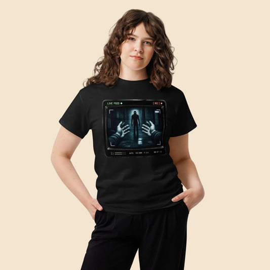 Mujer con camiseta negra de terror retro con diseño de cámara de vigilancia y estética VHS